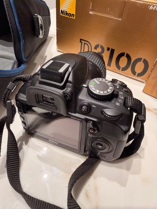 Cámara Nikon D3100 con objetivo y cargador