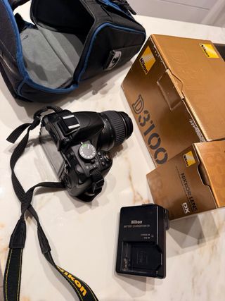Cámara Nikon D3100 con objetivo y cargador