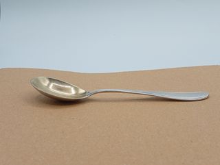 Cuchara pequeña plateada y dorada