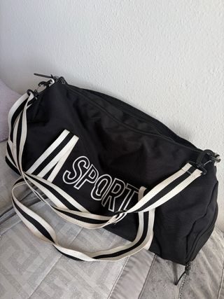 Bolso deportivo negro con rayas blancas