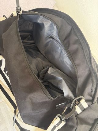 Bolso deportivo negro con rayas blancas