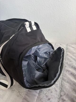 Bolso deportivo negro con rayas blancas