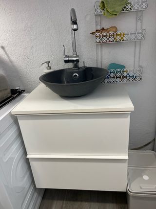 Mueble de lavabo blanco y negro