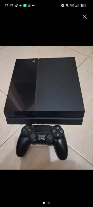Consola PS4 con mando y cables