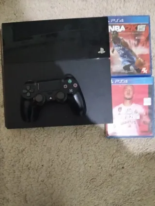 Consola PS4 con mando y cables