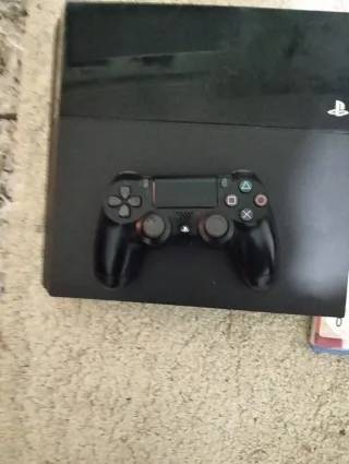 Consola PS4 con mando y cables