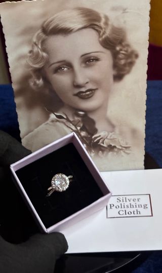 Anillo con Etiquetas Bañado en Oro y Circonita