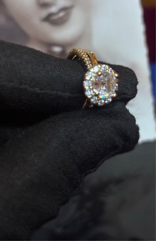 Anillo con Etiquetas Bañado en Oro y Circonita