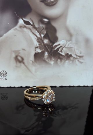 Anillo con Etiquetas Bañado en Oro y Circonita