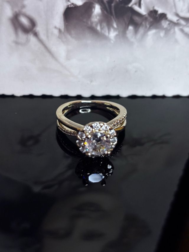 Anillo con Etiquetas Bañado en Oro y Circonita