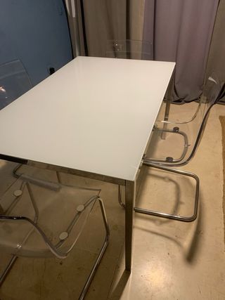 Mesa y 4 Sillas Acrílico y Cromado