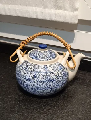Tetera japonesa cerámica azul y blanca
