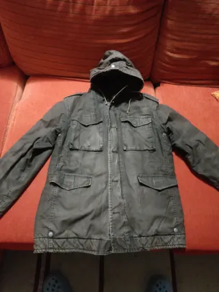 Cazadora verde militar con capucha