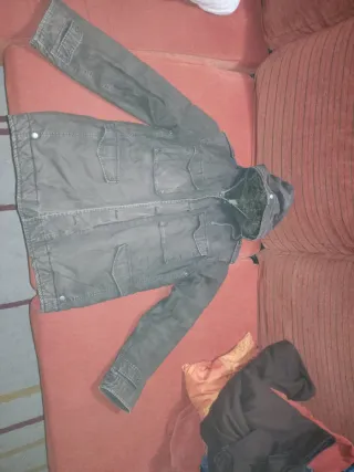 Cazadora verde militar con capucha