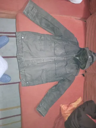 Cazadora verde militar con capucha