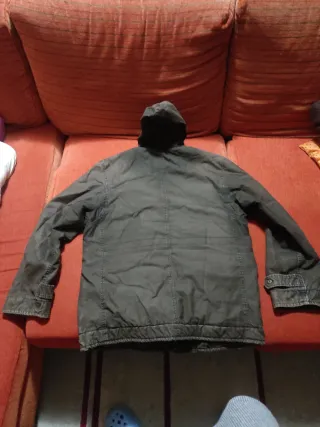 Cazadora verde militar con capucha