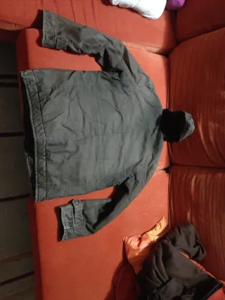 Cazadora verde militar con capucha