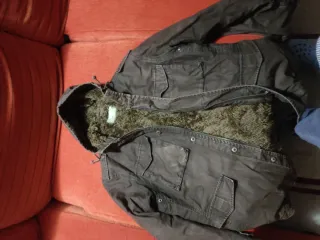 Cazadora verde militar con capucha