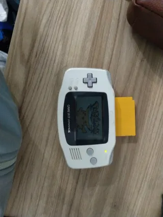 Game Boy Advance + Pokémon Amarillo