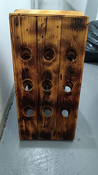 Botellero de madera hecho a mano