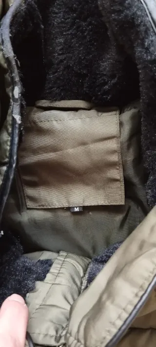 Chaqueta acolchada verde oliva.