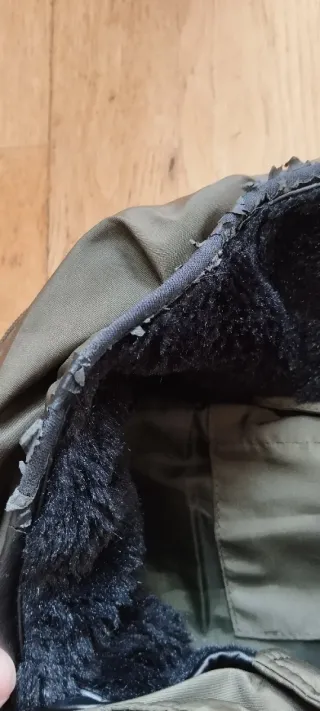 Chaqueta acolchada verde oliva.