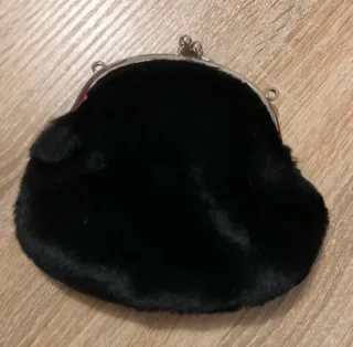 Borsa pochette in pelliccia ecologica nera