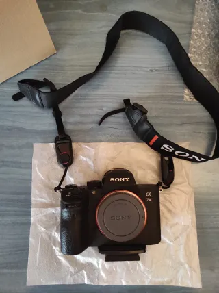 Cámara sony alfa 7iii con pluses.