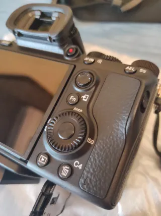 Cámara sony alfa 7iii con pluses.