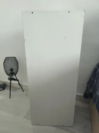 Estantería de pared blanca de madera