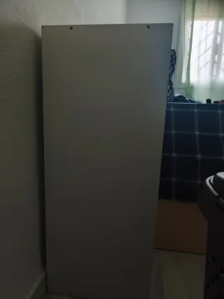 Estantería de pared blanca de madera