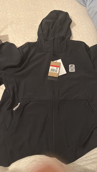 Chaqueta Nike Negra y Gris nuevas valen 65euros
