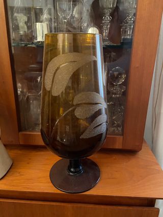 Jarrón de cristal ámbar con diseño