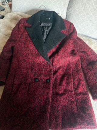 Chaqueta de lana roja y negra