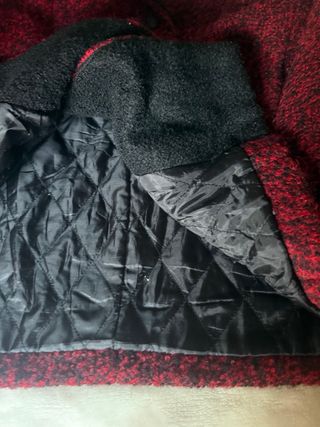 Chaqueta de lana roja y negra