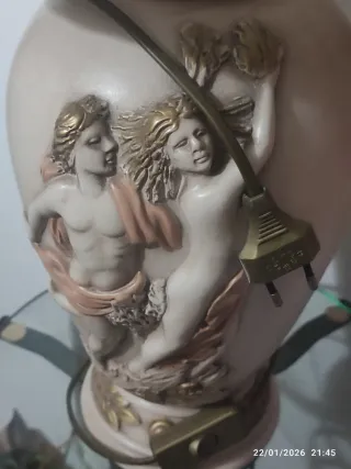 Lampada con putti in ceramica