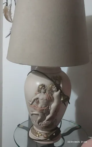 Lampada con putti in ceramica