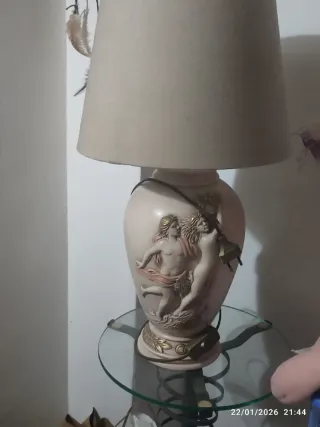 Lampada con putti in ceramica