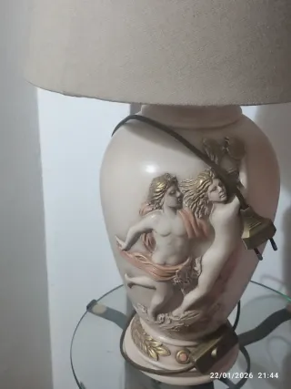 Lampada con putti in ceramica