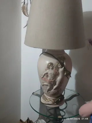 Lampada con putti in ceramica