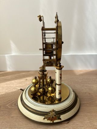 Reloj de sobremesa con cúpula de cristal