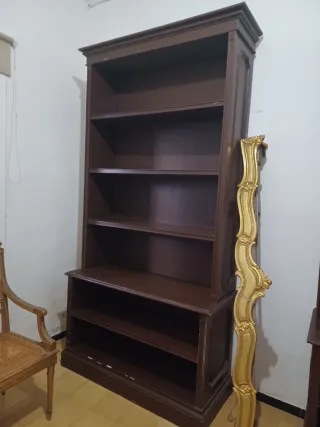 Estanterías de madera marrón