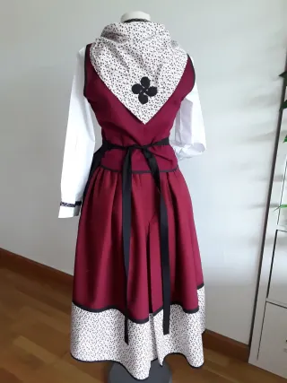 TRAJE  NESKA-BASERRITARRA "145 EUROS "