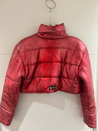 Plumífero corto rojo brillante