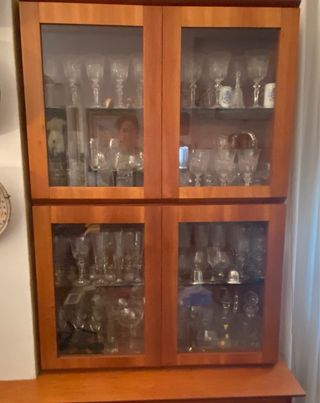 Vitrina de madera y cristal