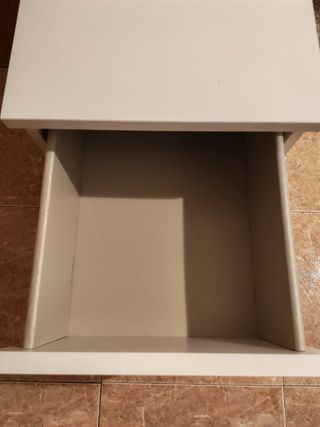 Mesilla de noche blanca