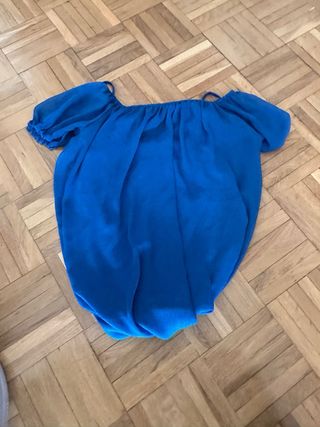 Blusa azul escotada con mangas abullonadas