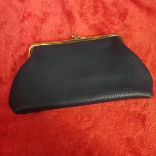 Bolso de mano azul marino cierre y cadena dorada