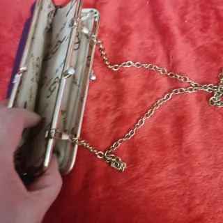 Bolso de mano azul marino cierre y cadena dorada