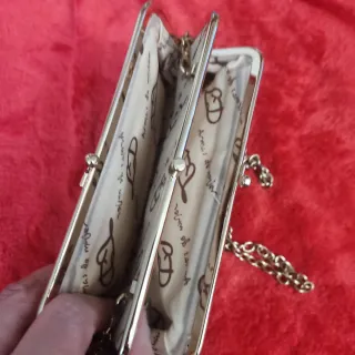 Bolso de mano azul marino cierre y cadena dorada